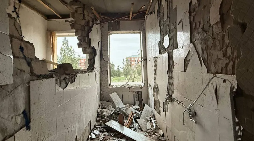 أضرار لحقت مدرسة في جلفا على أثر هجوم بطائرة مُسيرة شنته إيران على إقليم ناخيتشفان الأذربيجاني (أ.ب)