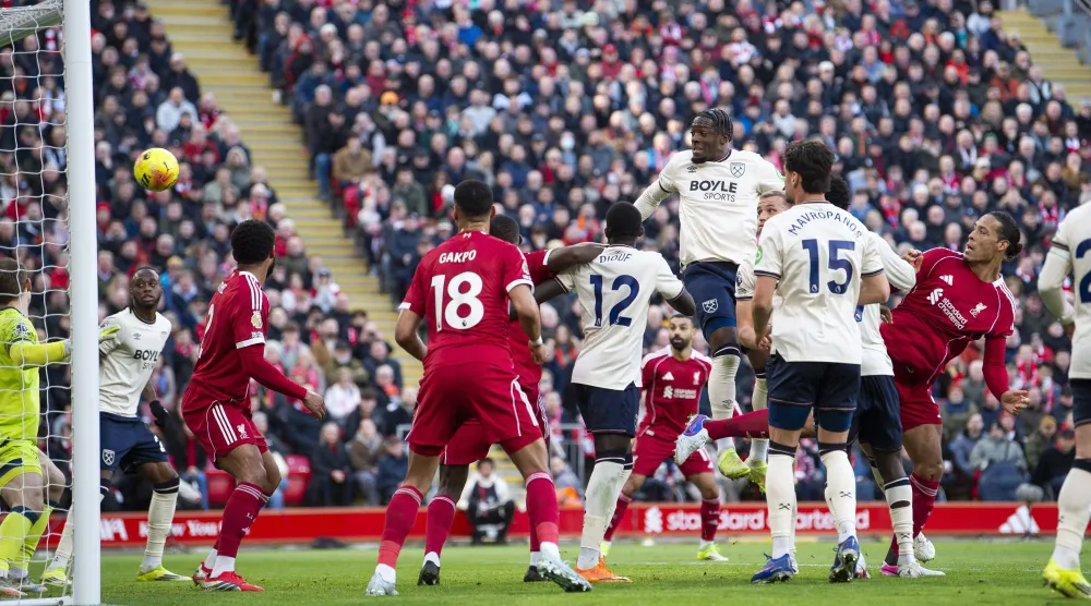 رأسية فان دايك في طريقها لمعانقة شباك وستهام  من ركلة ركنية (إ.ب.أ)