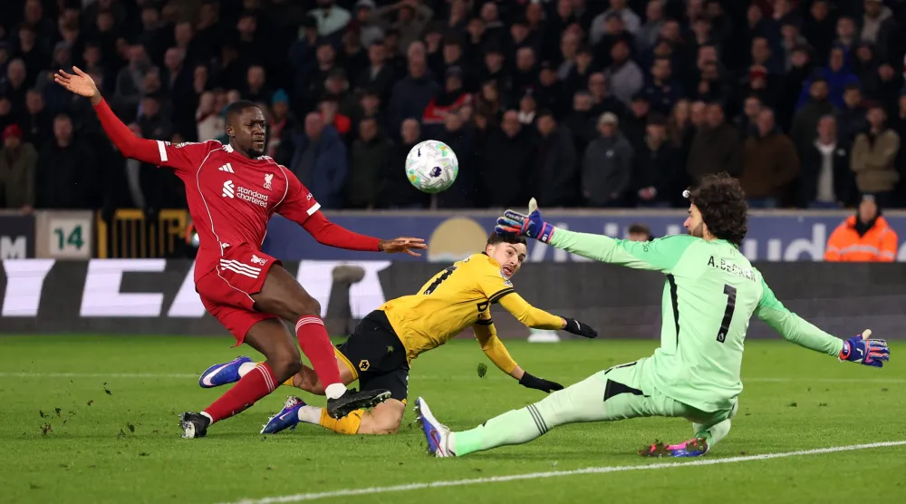 غوميز لاعب ولفرهامبتون (في الوسط) يسجل في مرمى ليفربول بالدوري في لقاء سيتجدد اليوم بالكأس (رويترز)