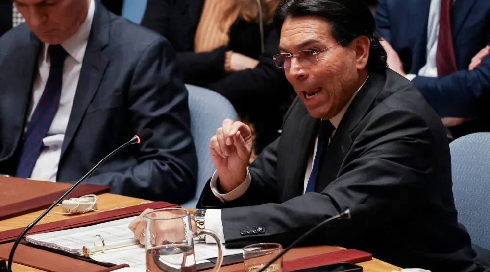 داني دانون المندوب الدائم لإسرائيل لدى الأمم المتحدة يلقي كلمة في اجتماع لمجلس الأمن الدولي في مقر الأمم المتحدة بمدينة نيويورك 28 فبراير 2026 (رويترز)