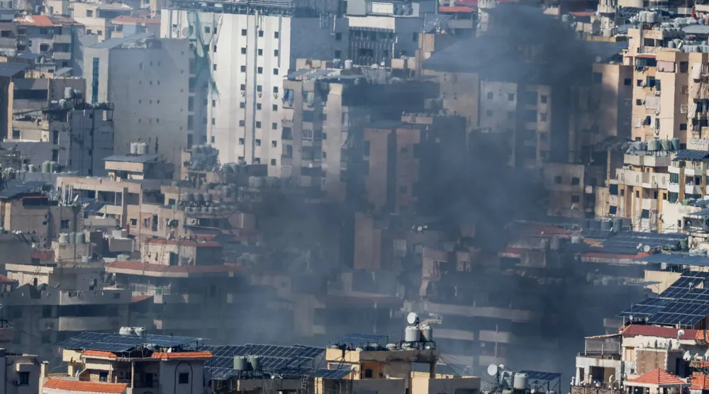 يتصاعد الدخان عقب غارة إسرائيلية على الضواحي الجنوبية لبيروت (رويترز)