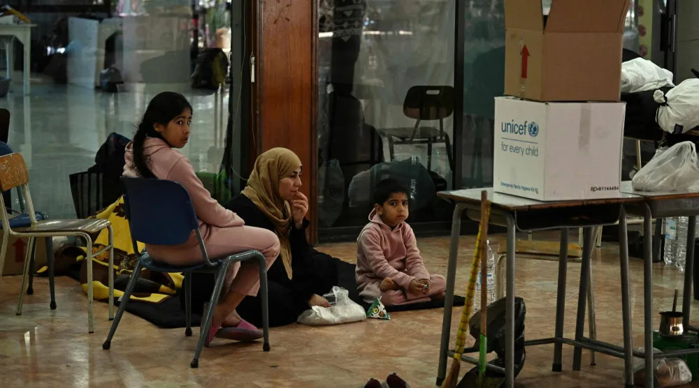 لبنانيون نزحوا من منازلهم في الجنوب لجأوا إلى مدرسة في ضاحية بيروت الشرقية (أ.ف.ب)