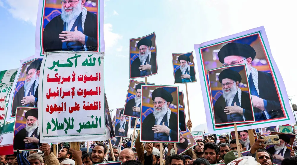 حشد من الحوثيين في صنعاء يرفعون صور المرشد الإيراني علي خامنئي بعد مقتله (رويترز)
