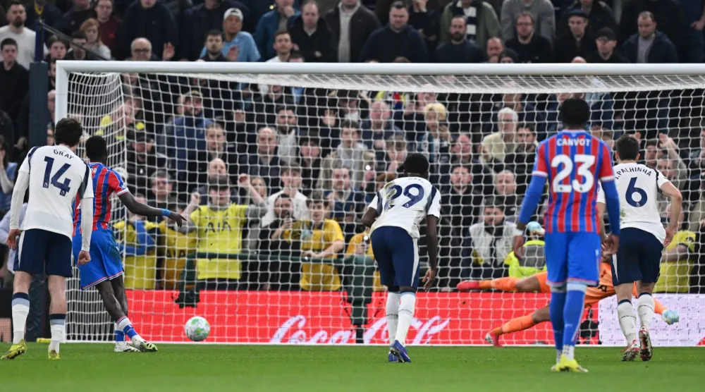  إسماعيلا سار خلال تسجيله الجزائية في مرمى توتنهام (إ.ب.أ)