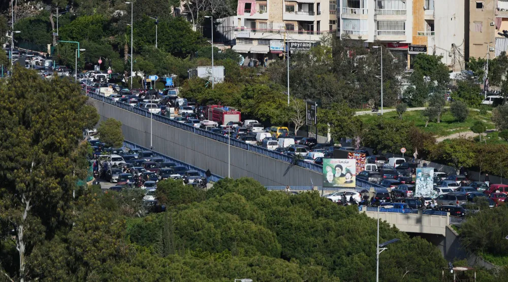 طوابير السيارات عالقة في الشوارع إثر إنذار الإخلاء الإسرائيلي (أ.ب)