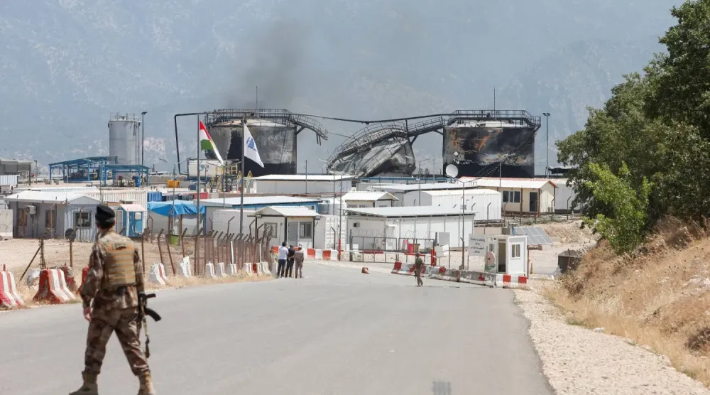 Irak'ın Dohuk vilayetinde İHA saldırısının ardından petrol sahası yakınında duran bir güvenlik görevlisi (Arşiv- Reuters)