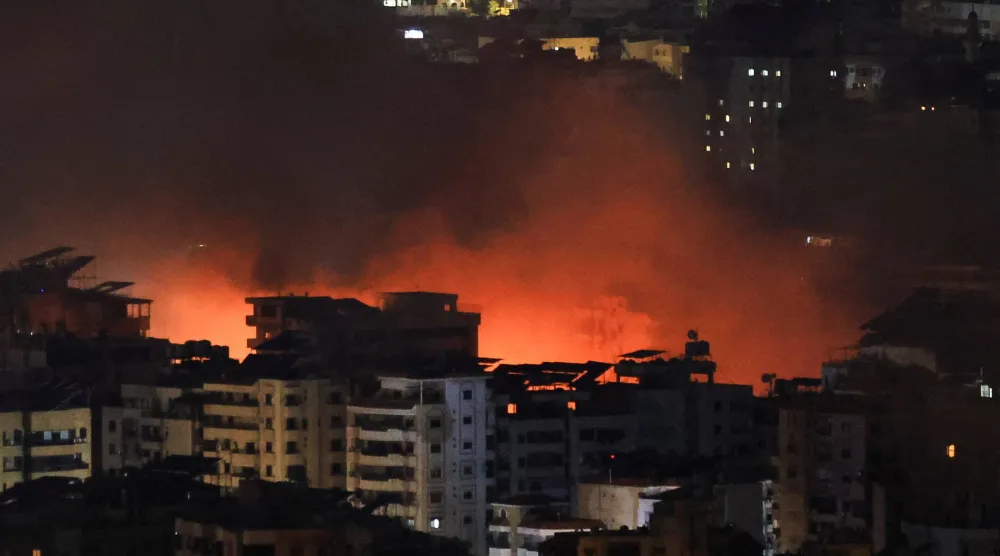 دخان يتصاعد بعد غارات إسرائيلية على الضاحية الجنوبية لبيروت (رويترز)