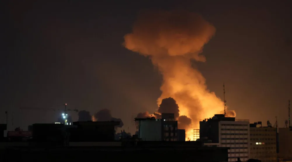 دخان يتصاعد بعد غارة جوية على وسط طهران 6 مارس 2026 (إ.ب.أ)