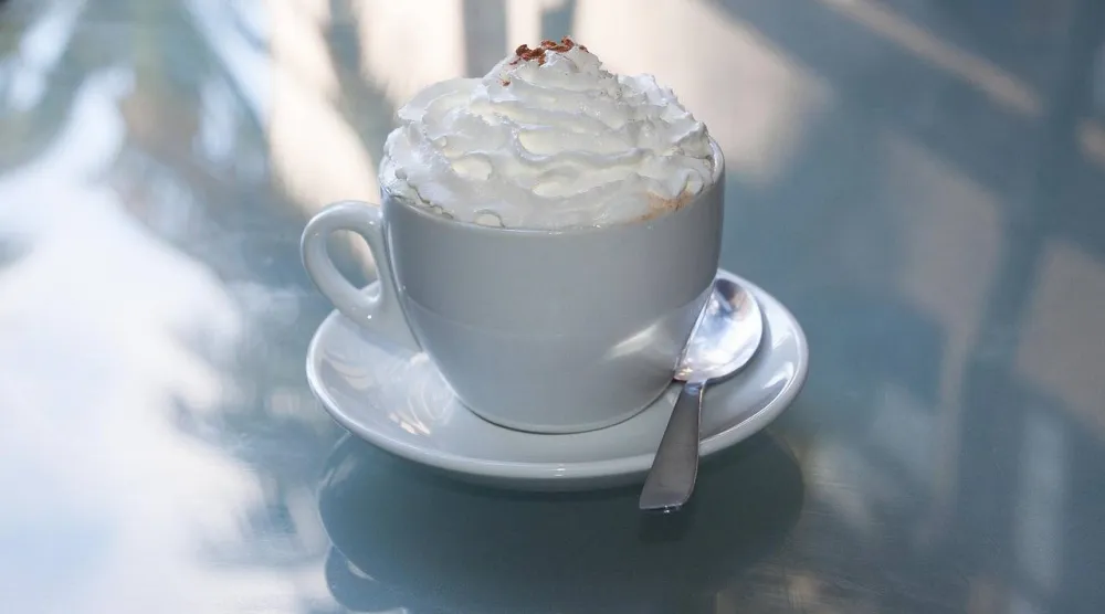 إضافة الكريمة والسكر إلى القهوة قد تؤدي إلى ارتفاع أسرع في مستوى السكر مقارنة بشرب القهوة السوداء وحدها (بيكسباي)