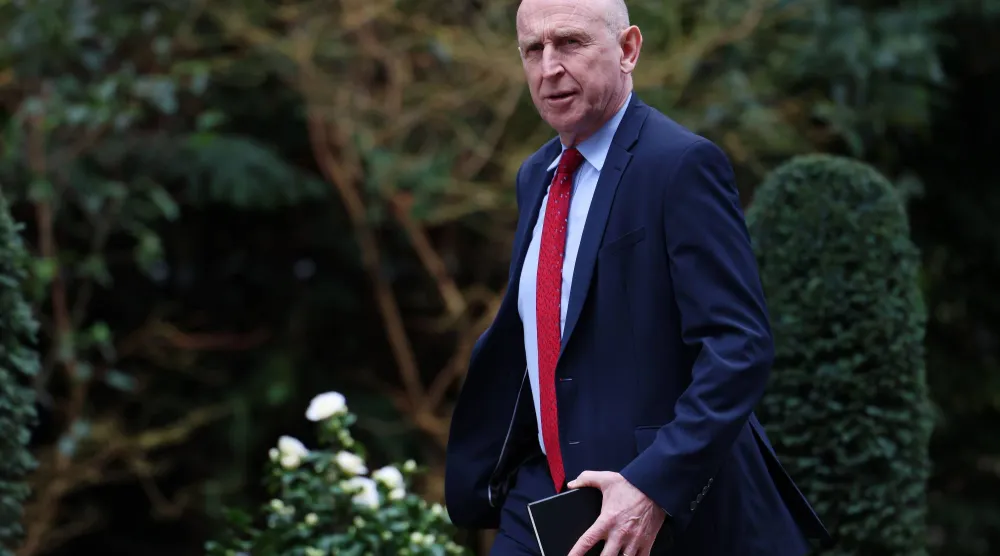 وزير الدفاع البريطاني جون هيلي يصل إلى مقر رئاسة الوزراء في لندن 28 فبراير 2026 (إ.ب.أ)