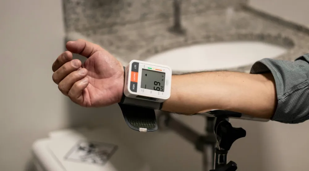 شخص يقيس ضغط دمه (بيكسلز)