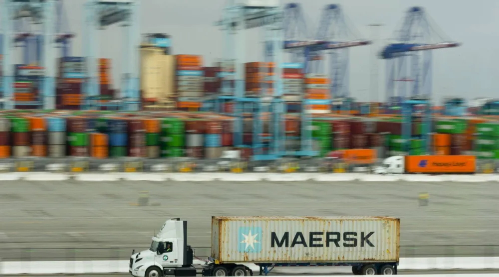 شاحنة تنقل حاوية تابعة لشركة «ميرسك» في محطات «إيه بي إم» بميناء لوس أنجليس - كاليفورنيا (رويترز)