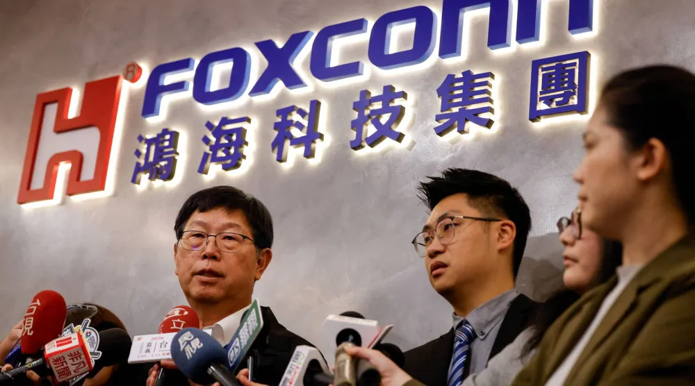 رئيس مجلس إدارة شركة «فوكسكون» يونغ ليو يتحدث إلى وسائل الإعلام في مدينة نيو تايبيه تايوان 6 مارس 2026 (رويترز)