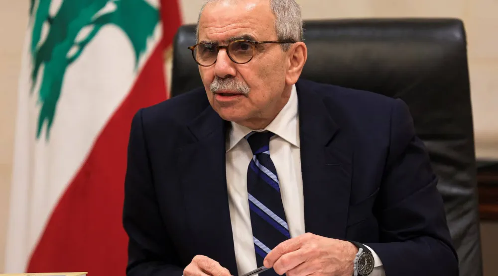 رئيس الوزراء اللبناني نواف سلام يتحدث إلى الصحافيين في مقر الحكومة في بيروت 3 ديسمبر 2025 (رويترز)
