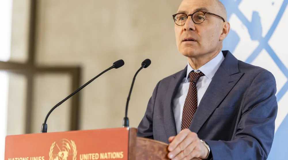 فولكر تورك المفوض السامي للأمم المتحدة لحقوق الإنسان يتحدث إلى وسائل الإعلام حول أزمة الشرق الأوسط في المقر الأوروبي للأمم المتحدة في جنيف سويسرا 6 فبراير 2026 (إ.ب.أ)