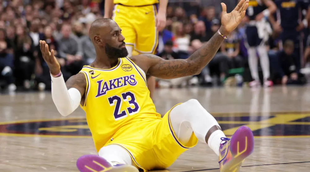 ليبرون جيمس يواصل كتابة التاريخ في دنفر (إ.ب.أ)