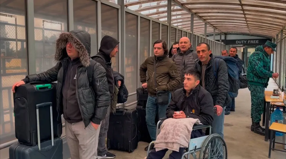 صورة مأخوذة من مقطع فيديو تظهر أشخاصاً من جنسيات مختلفة يعبرون نقطة تفتيش أستارا في أذربيجان في 2 مارس 2026 مغادرين إيران بعد الضربات الأميركية والإسرائيلية (أ.ب)