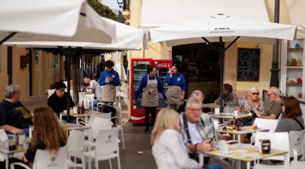 مقهى في وسط مدينة روندا - إسبانيا (رويترز)