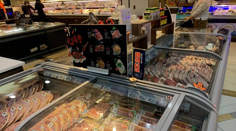 المستهلك يمكنه تجنب فقدان العناصر الغذائية والنكهة عن طريق اختيار لحوم البقر والدجاج المجمدة (رويترز)