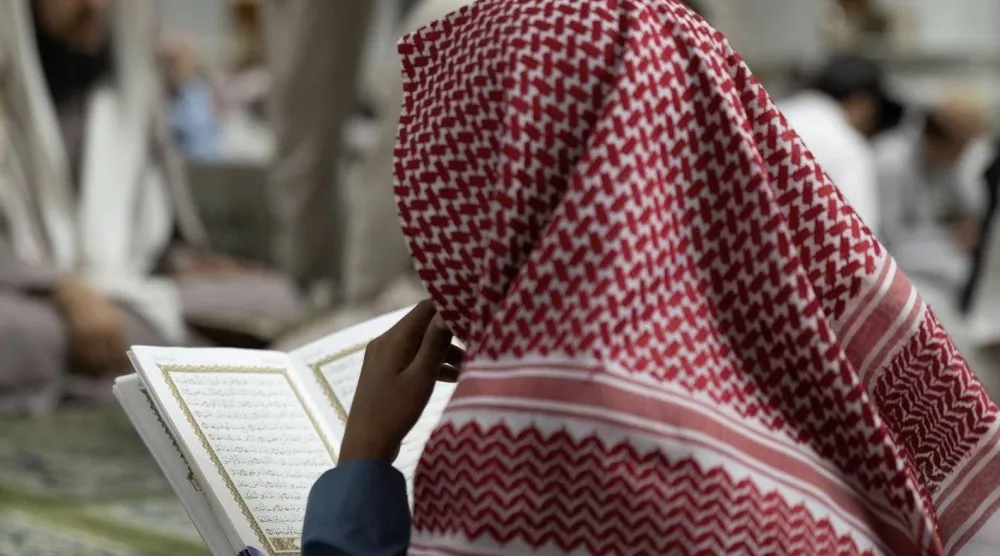 في رمضان يزيد ارتباط المسلمين في أصقاع الأرض بالقرآن الكريم والحديث الشريف (واس)