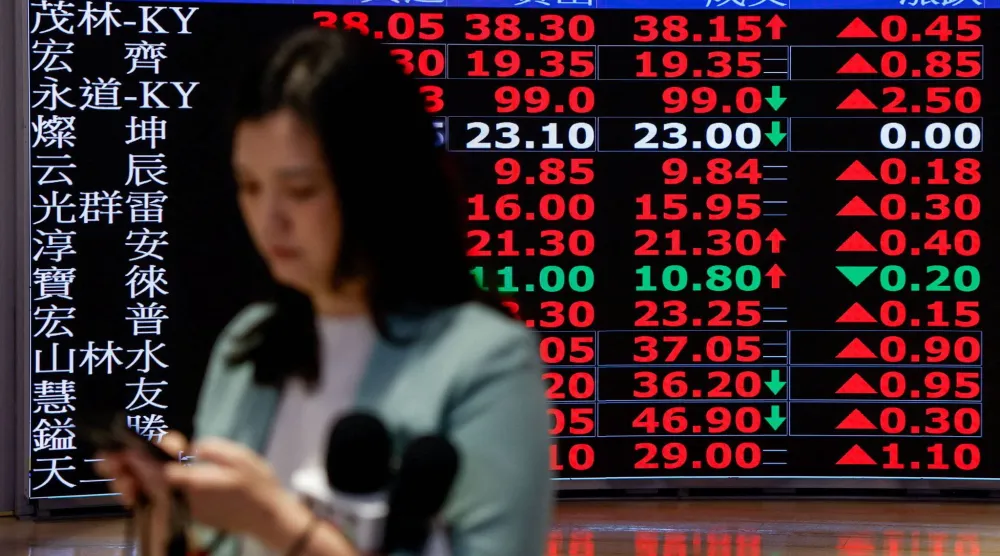 بيانات التداول معروضة في بورصة تايوان بتايبيه (رويترز)