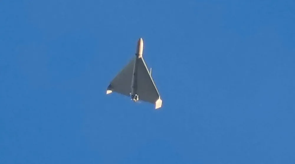 طائرة إيرانية مسيرة من طراز «شاهد» أطلقتها روسيا تحلق بالسماء قبل ثوانٍ من اصطدامها بالمباني في كييف (أ.ب)