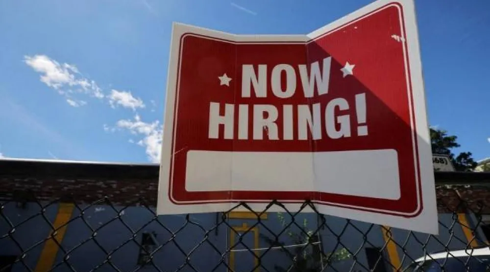 لافتة «مطلوب موظفون» معروضة خارج متجر تايلور لتأجير لوازم الحفلات والمعدات في سومرفيل بماساتشوستس (رويترز)