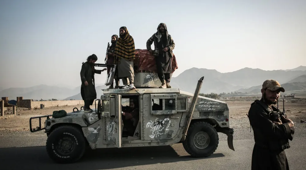 صورة مُرسلة بتاريخ 28 فبراير 2026 تُظهر مقاتلين من حركة «طالبان» يستقلون مركبة مدرعة عند نقطة تفتيش قرب معبر تورخم الحدودي بين باكستان وأفغانستان (د.ب.أ)