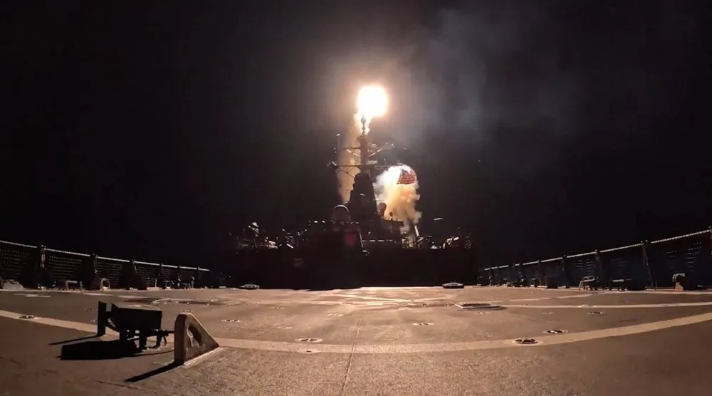 مدمرات صواريخ موجهة تابعة للبحرية الأميركية تطلق صواريخ على الأراضي الإيرانية الثلاثاء الماضي(أ.ف.ب)