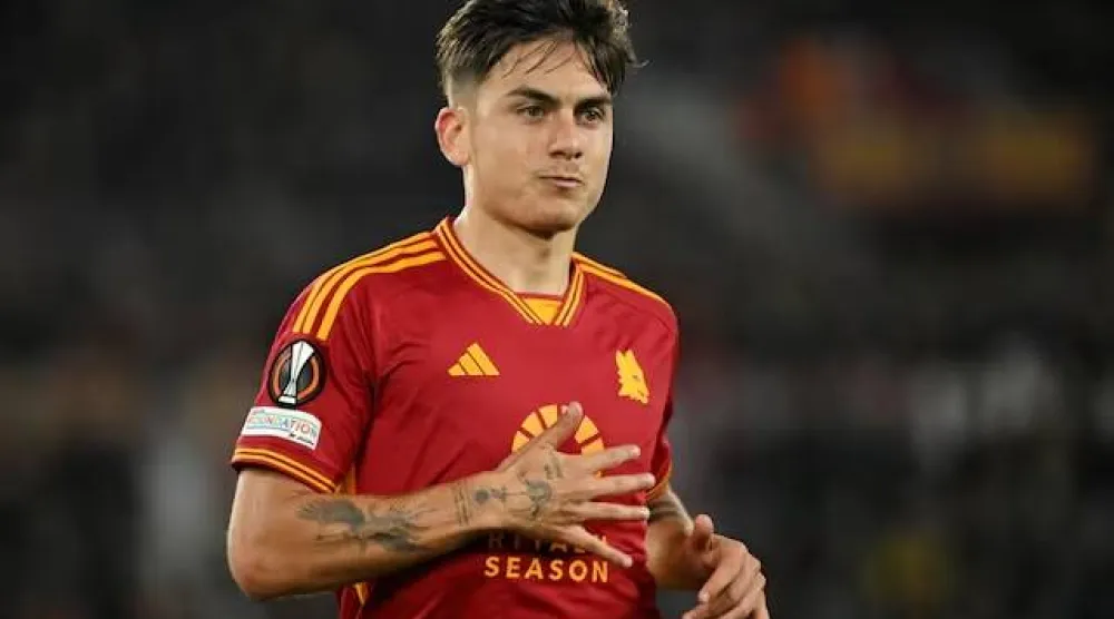 باولو ديبالا نجم فريق روما الإيطالي (رويترز)