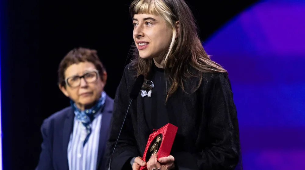 المخرجة التشيكية خلال تسلم الجائزة في برلين (إدارة المهرجان)