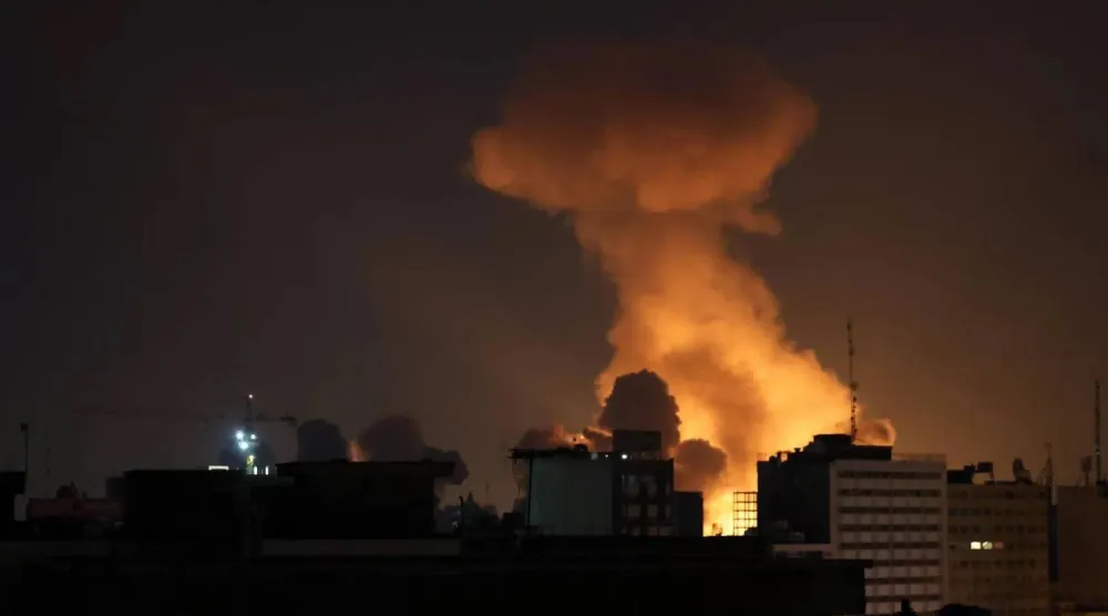 دخان يتصاعد بعد غارة جوية على وسط طهران 6 مارس 2026 (إ.ب.أ)