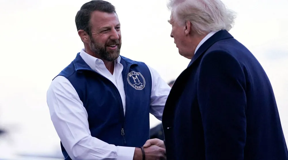 السيناتور ماركواين مولين مستقبلاً الرئيس دونالد ترمب في مطار فيلادلفيا الدولي في بنسلفانيا (رويترز)