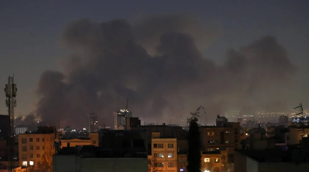 دخان يتصاعد عقب غارات على منطقة باستور المحصنة، في طهران فجر الجمعة(رويترز)