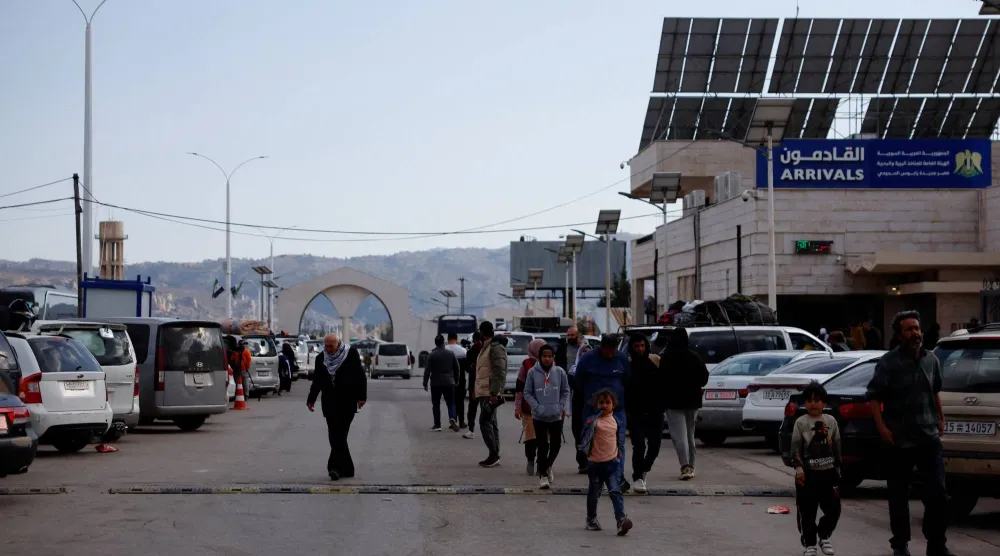 سوريون يغادرون لبنان معبر جديدة يابوس (رويترز)
