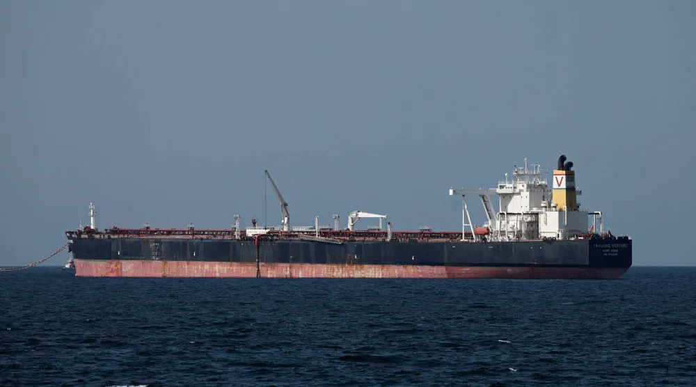 ناقلة النفط الخام «تريكوونغ فنتشر» ترسو في مسقط (رويترز)