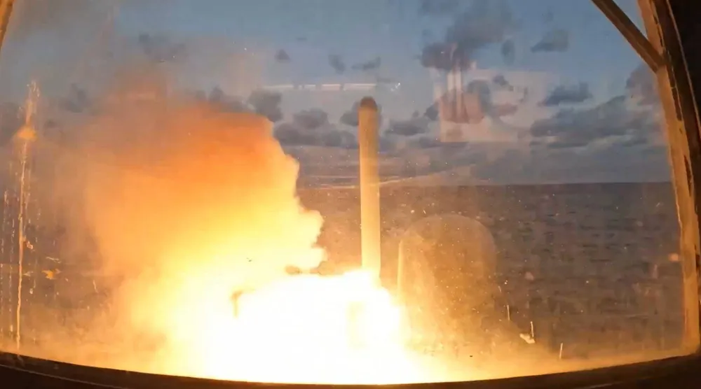 لقطة من فيديو نشرته «سينتكوم» لإطلاق صاروخ «كروز» من إحدى المدمرات الأميركية على إيران (أ.ف.ب)