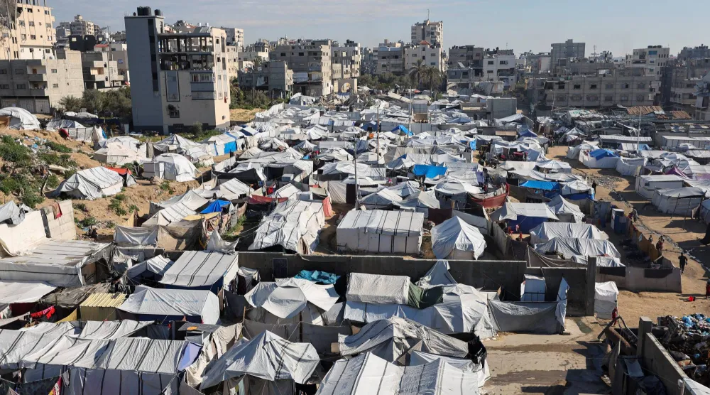 خيام نازحين فلسطينيين في مدينة غزة (رويترز)