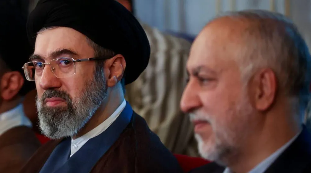 مجتبى خامنئي خلال مشاركته بمراسم تكريم غلام علي حداد عادل والد زوجته ومستشار المرشد للشؤون الثقافية في يوليو الماضي (إرنا)