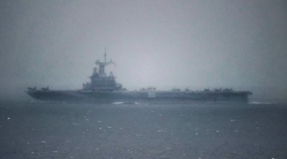 حاملة الطائرات الفرنسية «شارل ديغول» وهي تعبر مضيق جبل طارق قبالة سواحل طريفة جنوب إسبانيا (أ.ف.ب)