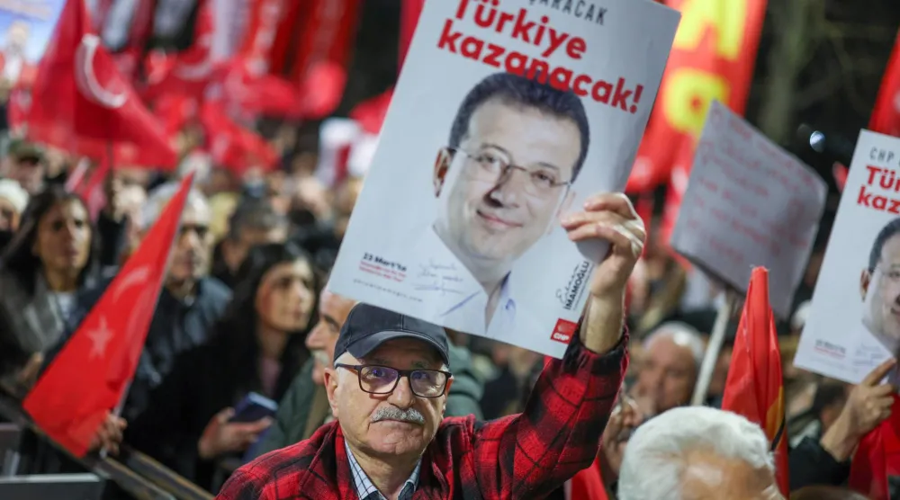 مواطنون أتراك يرفعون لافتات تحمل صور رئيس بلدية إسطنبول المحتجز أكرم إمام أوغلو خلال تجمع في إسطنبول الأربعاء للمطالبة بإطلاق سراحه وإجراء انتخابات مبكرة (حساب حزب الشعب الجمهوري في إكس)