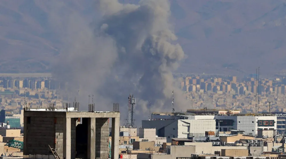 الدخان يتصاعد من موقع غارات جوية على وسط العاصمة الإيرانية طهران (أ.ف.ب)