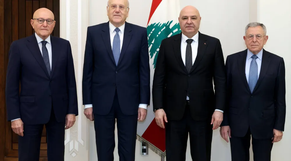 الرئيس اللبناني جوزيف عون مستقبلاً رؤساء الحكومة السابقين فؤاد السنيورة وتمام سلام ونجيب ميقاتي (الرئاسة اللبنانية)
