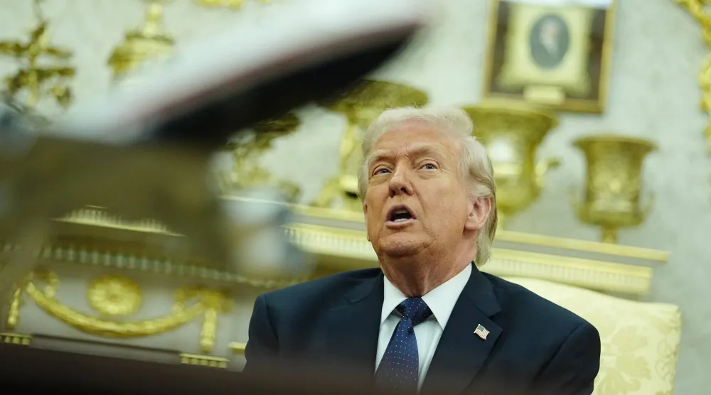 الرئيس الأميركي دونالد ترمب طالب كبار الرؤساء التنفيذيين لشركات تصنيع الأسلحة بتعزيز إنتاجهم العسكري في البيت الأبيض (أ.ب)