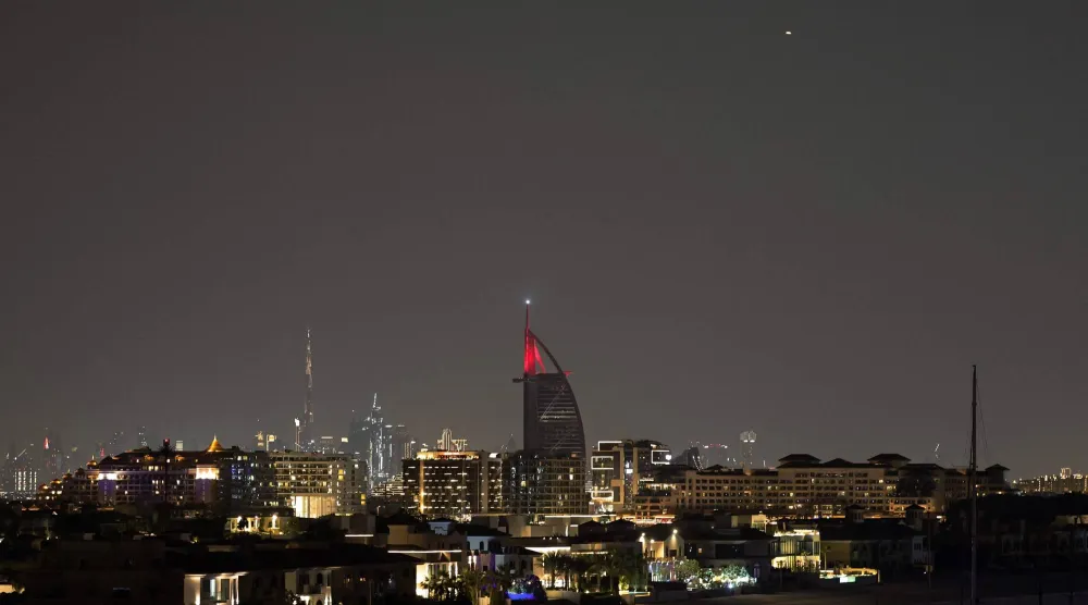 رصدت الإمارات 205 صواريخ باليستية و8 جوالة و1184 طائرة مسيّرة منذ بدء الاعتداء الإيراني السبت الماضي (أ.ف.ب)