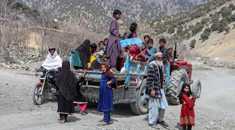 عائلات أفغانية يفرون من المنطقة وسط الاشتباكات المستمرة بين القوات الباكستانية و«طالبان» (أ.ف.ب)