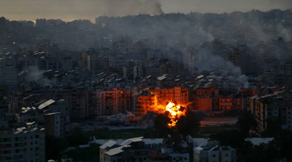 كرة نارية تتصاعد من موقع غارة جوية إسرائيلية استهدفت الضاحية الجنوبية لبيروت (أ.ف.ب)