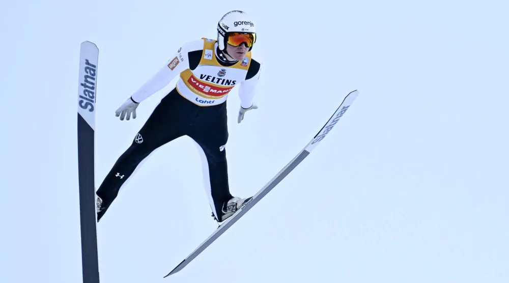 السلوفيني دومين بريفك بطل العالم للقفز التزلجي (د.ب.أ)