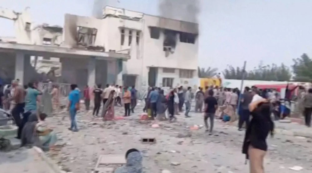 تصاعد دخان أسود من مبنى مدمر في مدرسة بمدينة ميناب الإيرانية إثر غارة جوية وسط الصراع الأميركي الإسرائيلي الإيراني (رويترز)