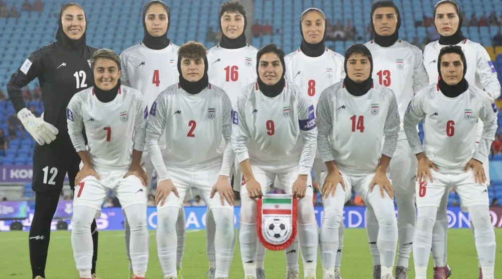 لاعبات إيران قبل بدء مباراة كوريا الجنوبية (الاتحاد الآسيوي)